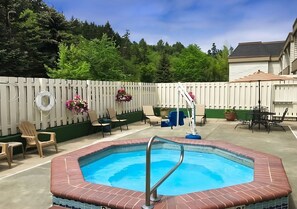 Pool - Experience Comfort in Poulsbo! Pet-friendly, Free Parking (Poulsbo)