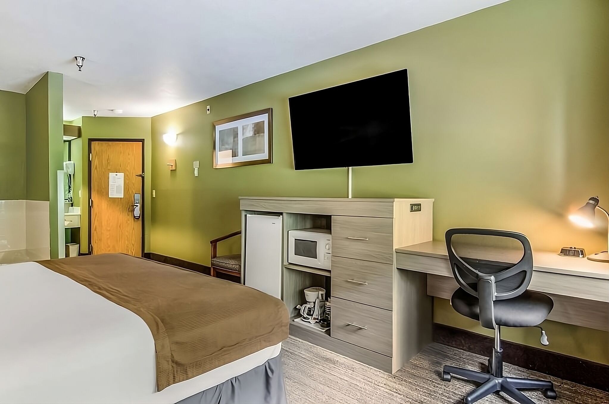 Budget-friendly Accommodation at GuestHouse Poulsbo! Pet-friendly, Free Parking