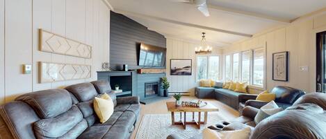 Télévision, cheminée, livres