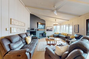 Fernseher, Kamin, Bücher