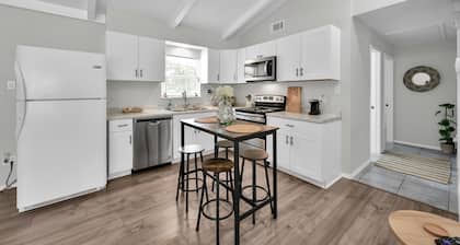 Cozy Cottage Minutes to Lake Conroe w/HUGE Backyard!