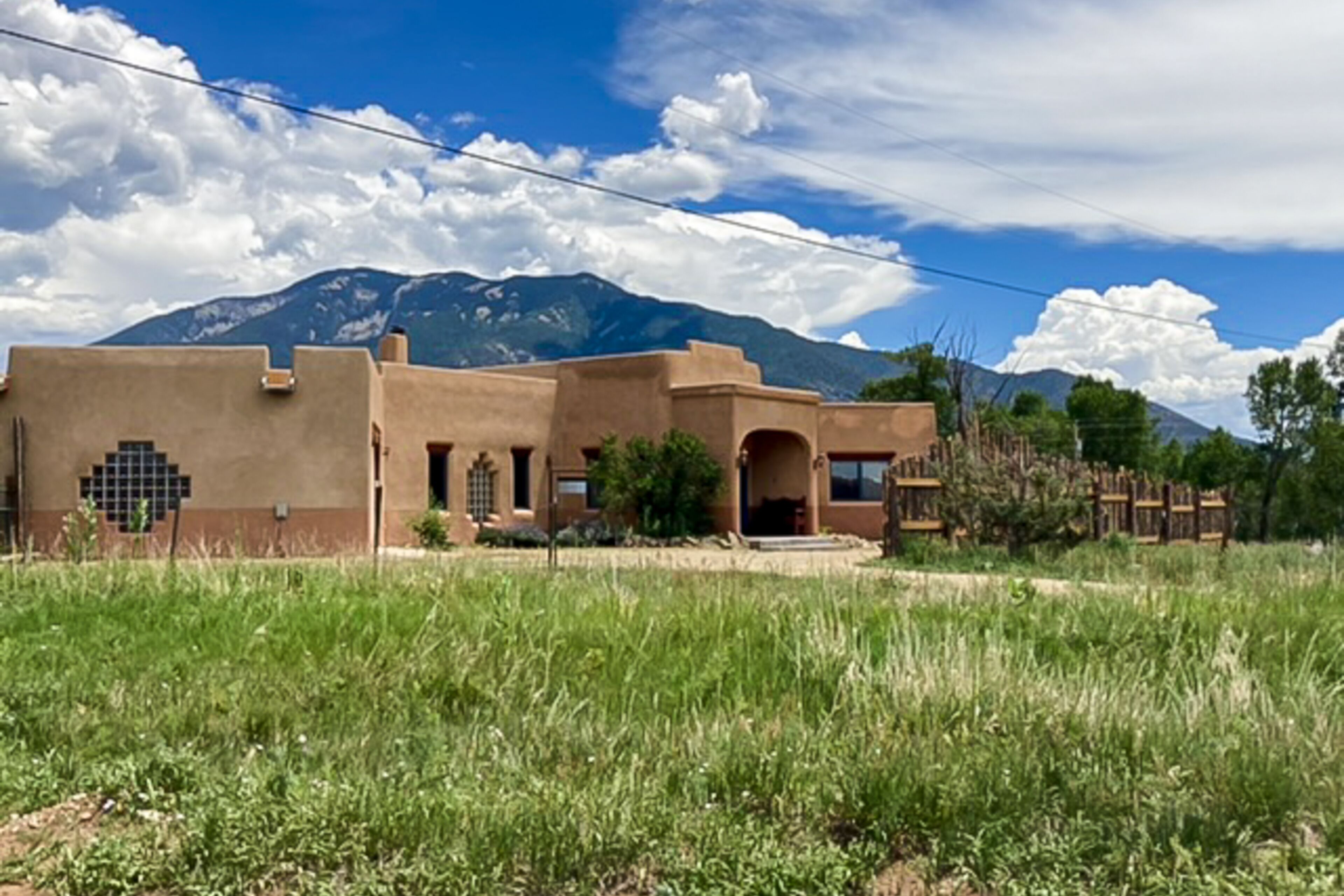 Mountain-view home with private hot tub, enclosed yard, washer/dryer, patio