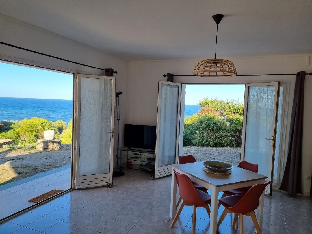 Vue sur la mer de la salle-à-manger du gîte Les Palmiers