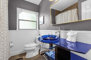 Combined shower/bathtub, towels