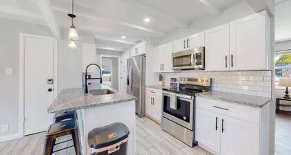 Stunning Upper Home with King Beds & Yard