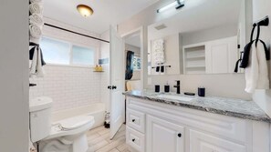 Badewanne, Haartrockner, Handtücher