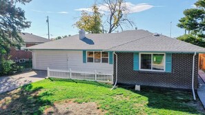 Exterior - Comfortable Family Home in Beautiful Neighborhood (Denver)