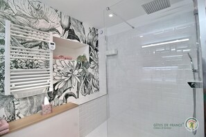 Bathtub, hair dryer, towels