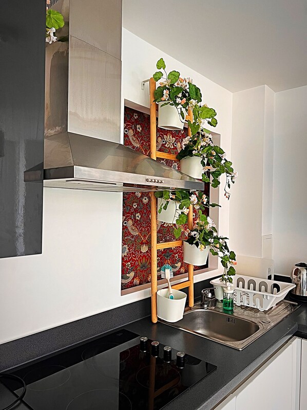 Fridge, microwave, oven, stovetop
