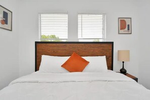 4 Schlafzimmer, Schreibtisch, Bügeleisen/Bügelbrett, Reisekinderbett