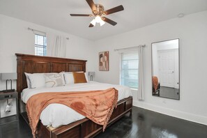 3 bedrooms, desk, iron/ironing board, travel cot - Modern retreat near Downtown Houston, TX, with king beds, pets are welcome.
(Houston)