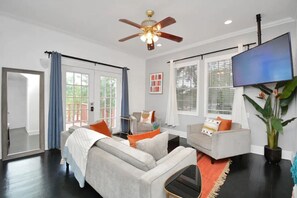 Smart TV - Modern retreat near Downtown Houston, TX, with king beds, pets are welcome.
(Houston)