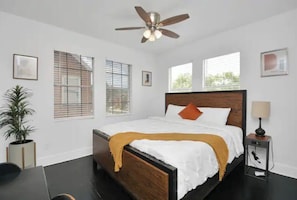 4 bedrooms, desk, iron/ironing board, travel cot - Modern retreat near Downtown Houston, TX, with king beds, pets are welcome.



 (Houston)