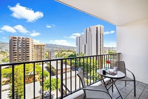 Outdoor dining - 12Fl Renovated, Mountain View, Near Beach, Parking (Honolulu)