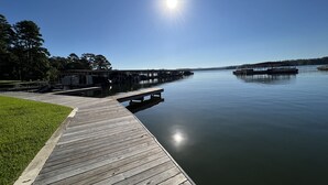 Un muelle de madera que se adentra en aguas tranquilas bajo un cielo despejado.