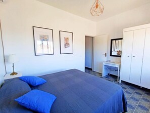 4 habitaciones, tabla de planchar con plancha y cuna de viaje 