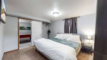4 bedrooms, iron/ironing board, WiFi, bed sheets