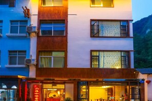 A multi-story building with a restaurant at the ground level. - Shanhai Coffee Inn (Zhangjiajie)
