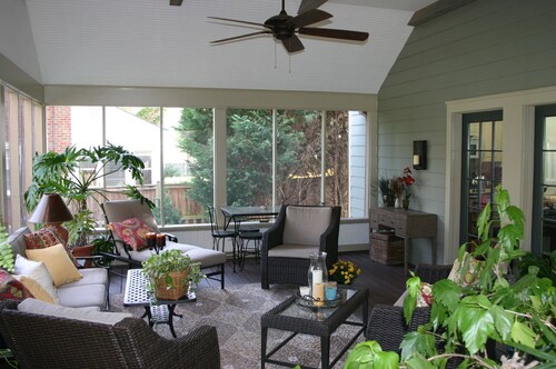 Contemporary colonial cottage, close to dwntown Rockville and metro, accessible.