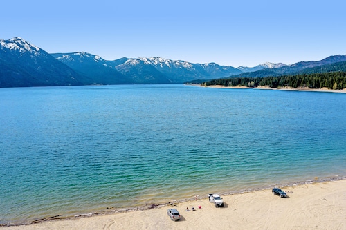 Mountain view condo with balcony, fireplace, pool, hot tub, gym & tennis