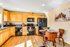 雪櫃、微波爐、焗爐、爐具