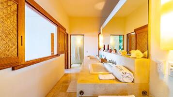 Combined shower/tub, bidet