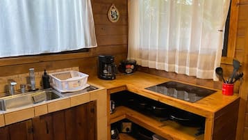 Fridge, microwave, dishwasher, cookware/dishes/utensils