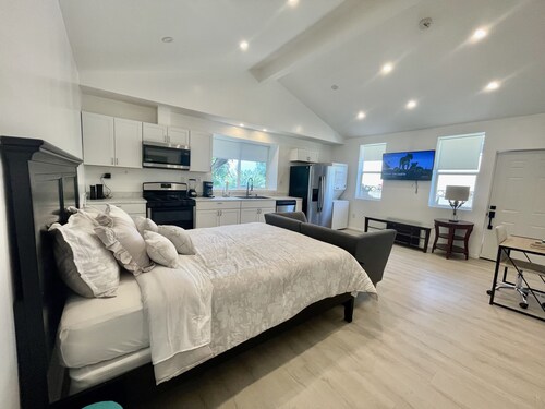 ENTIRE MODERN LUXURY STUDIO PRIVATE FOR UP TWO PEOPLE AT WEST HIILS 