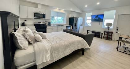 ENTIRE MODERN LUXURY STUDIO PRIVATE FOR UP TWO PEOPLE AT WEST HIILS