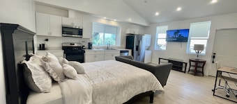 ENTIRE MODERN LUXURY STUDIO PRIVATE FOR UP TWO PEOPLE AT WEST HIILS