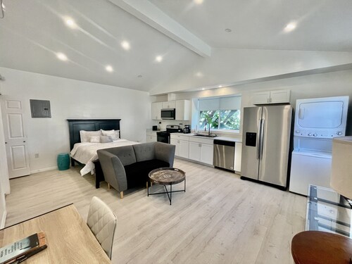 ENTIRE MODERN LUXURY STUDIO PRIVATE FOR UP TWO PEOPLE AT WEST HIILS 