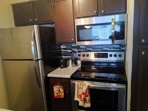 Refrigerador, microondas, horno y parrilla de estufa 