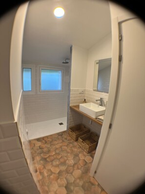 Dusche, Haartrockner, Handtücher, Seife