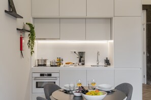 Fridge, microwave, oven, stovetop - Luxury, art and elegance - FAA Belas Artes 1 (Funchal)