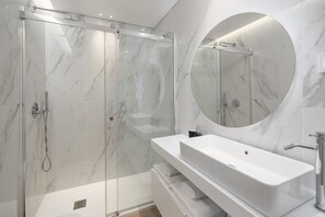 Chuveiro, secador de cabelo, toalhas de banho 