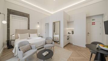 Tabla de planchar con plancha, cuna de viaje, wifi y ropa de cama