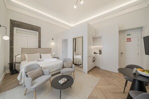 Tabla de planchar con plancha, cuna de viaje, wifi y ropa de cama 