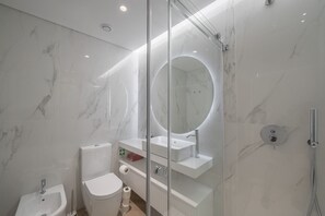 Shower, hair dryer, towels - Luxury, art and elegance - FAA Belas Artes 3 (Funchal)