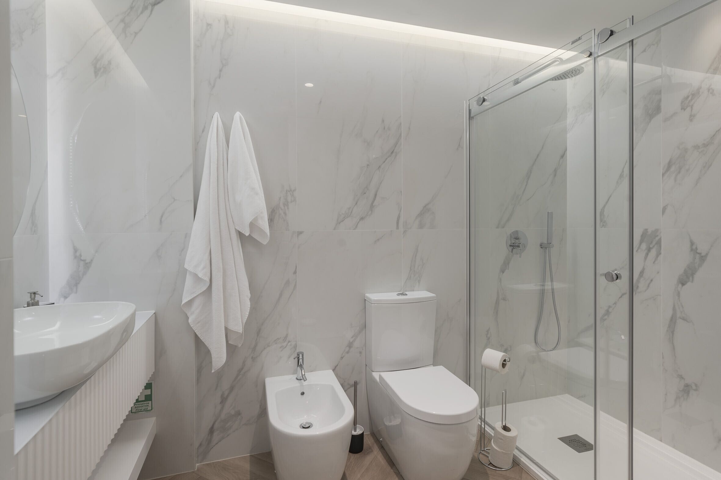 Dusche, Haartrockner, Handtücher
