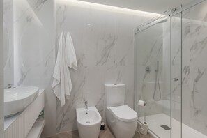 Shower, hair dryer, towels