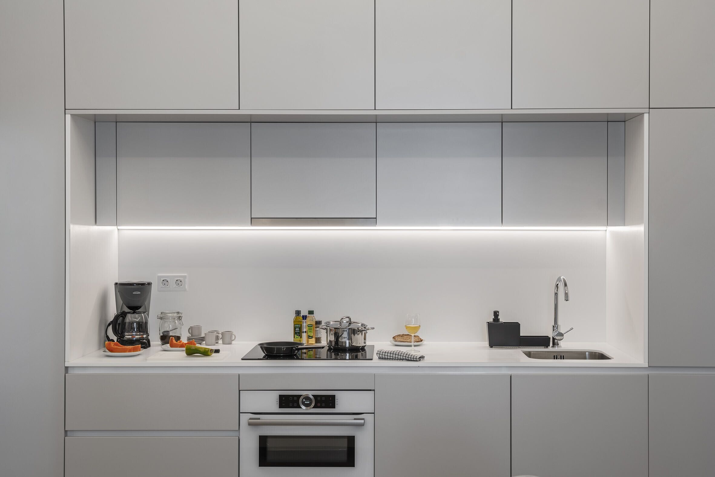 Køleskab, mikrobølgeovn, ovn, kogeplade