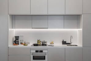 Fridge, microwave, oven, stovetop - Luxury, art and elegance - FAA Belas Artes 4 (Funchal)