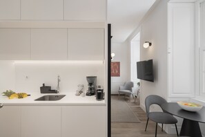 Réfrigérateur, micro-ondes, four, plaque de cuisson