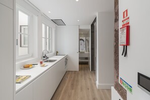 Kylskåp, mikrovågsugn, ugn och spishäll