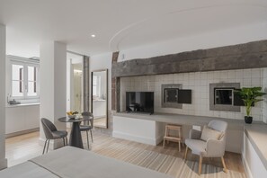 Tabla de planchar con plancha, wifi y ropa de cama 