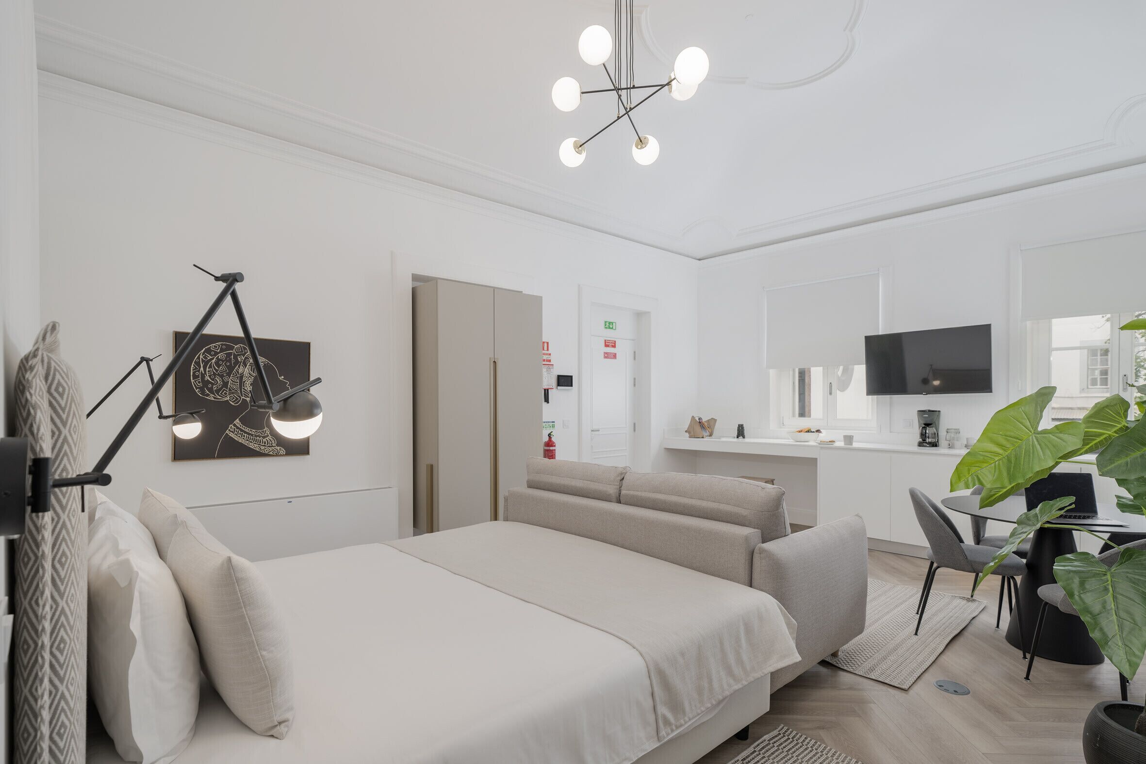 Iron/ironing board, WiFi, bed sheets