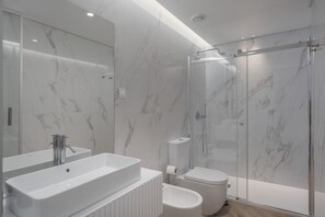 Douche, sèche-cheveux, serviettes fournies