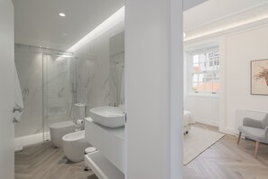 Shower, hair dryer, towels