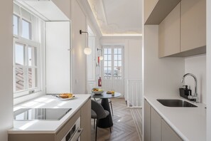 Kühlschrank, Mikrowelle, Ofen, Herdplatte