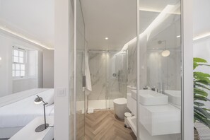 Shower, hair dryer, towels - Luxury, art and elegance - FAA Belas Artes 13 (Funchal)